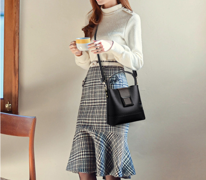 Black Versatile Bucket Bag - Stylish Trend Shoulder Handbag with Large Capacity Crossbody for Women (21x10x30 cm) - Image 3