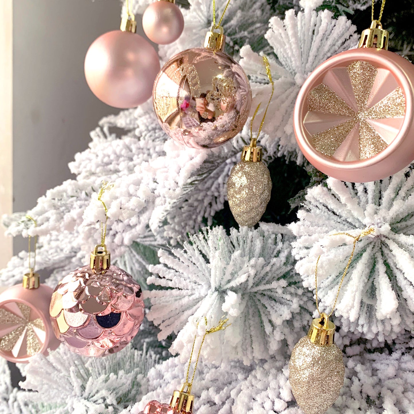 MJXK46-20Y Christmas Decorative Balls Set(24x24x6CM) - Shatterproof Plastic Ornaments with Electroplated & Hand-Painted Finish - Image 4