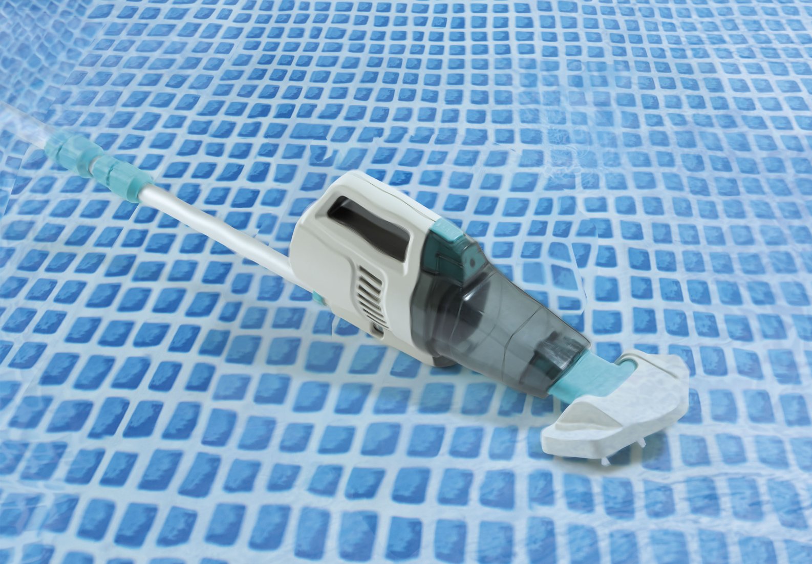 Intex Pool Vacuum Rechargeable Handheld Deluxe 28628 - Image 2