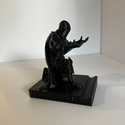 **Knight Sculpture Pen Holder: A Medieval Epic on Your Desk, Where the Pen Becomes a Sword, Blending Decorative Art with Practical Office Use** - Image 3