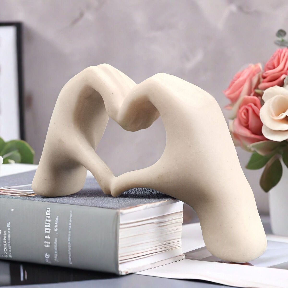 WHITE Elegant Heart-shaped Sculpture: Pure lines capture love, accompanying you in writing tender everyday moments. - Image 3