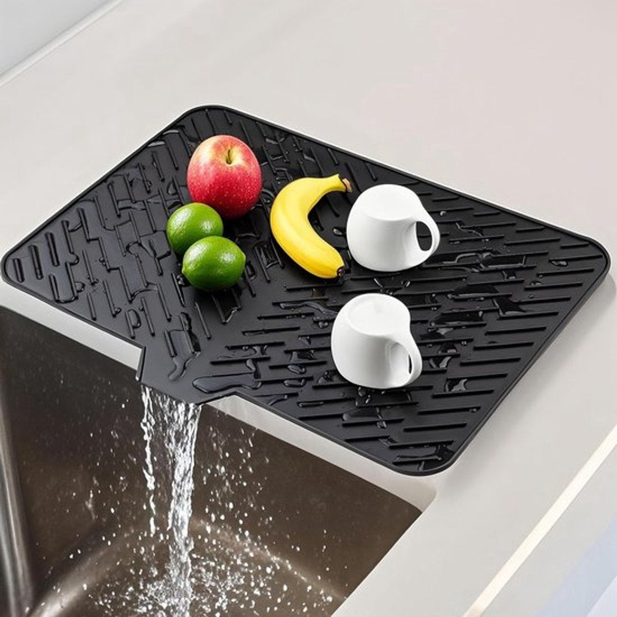 Silicone dish draining mat with integrated rim, heat-resistant, eco-friendly, waterproof, and non-slip. Ideal for dishes, bars, washing up, or any other use. Dimensions: 58 x 43 cm. Color: Black. - Image 2
