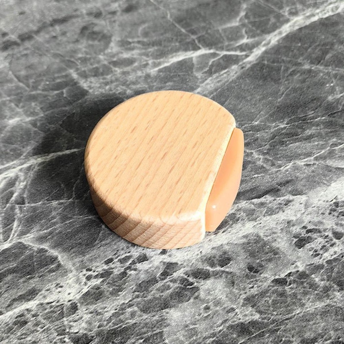 Round wooden doorstop, shockproof and anti-slip, set of 6, 4.5 x 4.2 x 1.6 cm, for floor and parquet, light brown, 45 x 42 x 16 mm. - Image 2