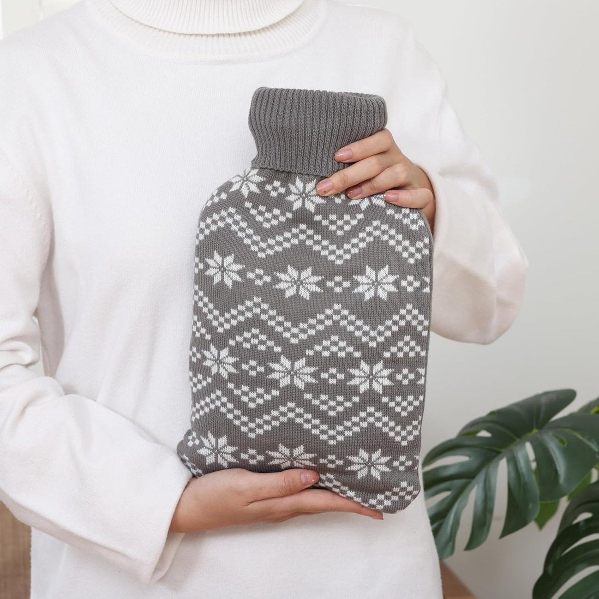 Hot water bottle - Hot water bottle - Hot water bottle - Hot water bottle with cover - Knitted hot water bottle cover - Snowflake pattern - For pain relief - Hand and foot warmer (2L) - Image 2