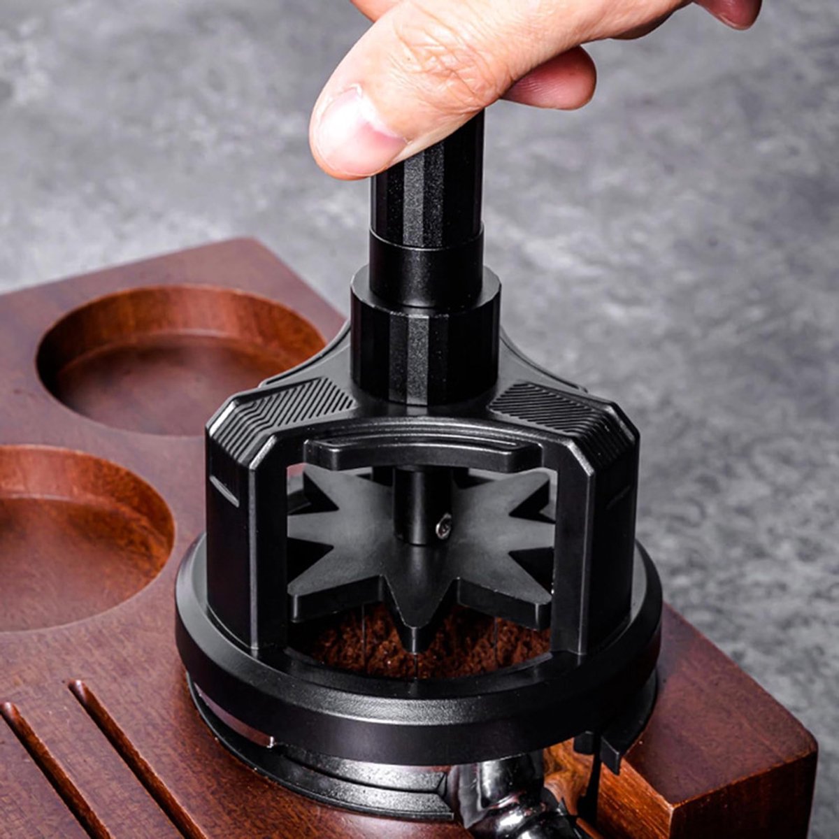 Coffee press - Manual press - Magnetic coffee dispenser - Coffee maker accessory - Non-slip needle stirrer - Countertop - Workstation - Preparation - Ground coffee smoother for home brewing - 51 mm - Image 6