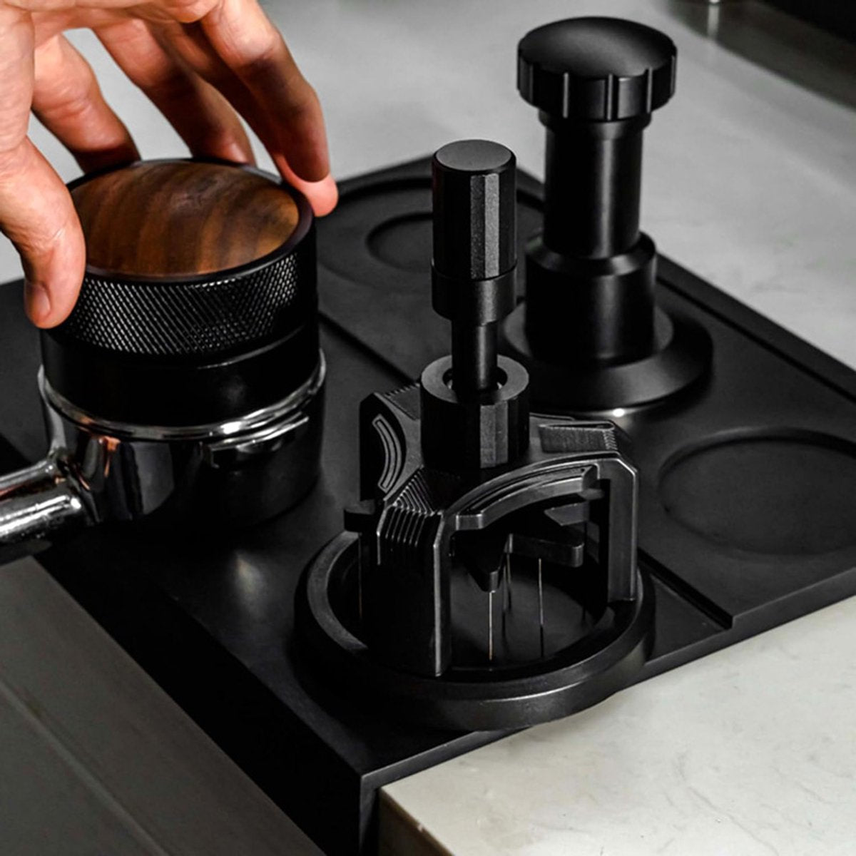 Coffee press - Manual press - Magnetic coffee dispenser - Coffee maker accessory - Non-slip needle stirrer - Countertop - Workstation - Preparation - Ground coffee smoother for home brewing - 51 mm - Image 7