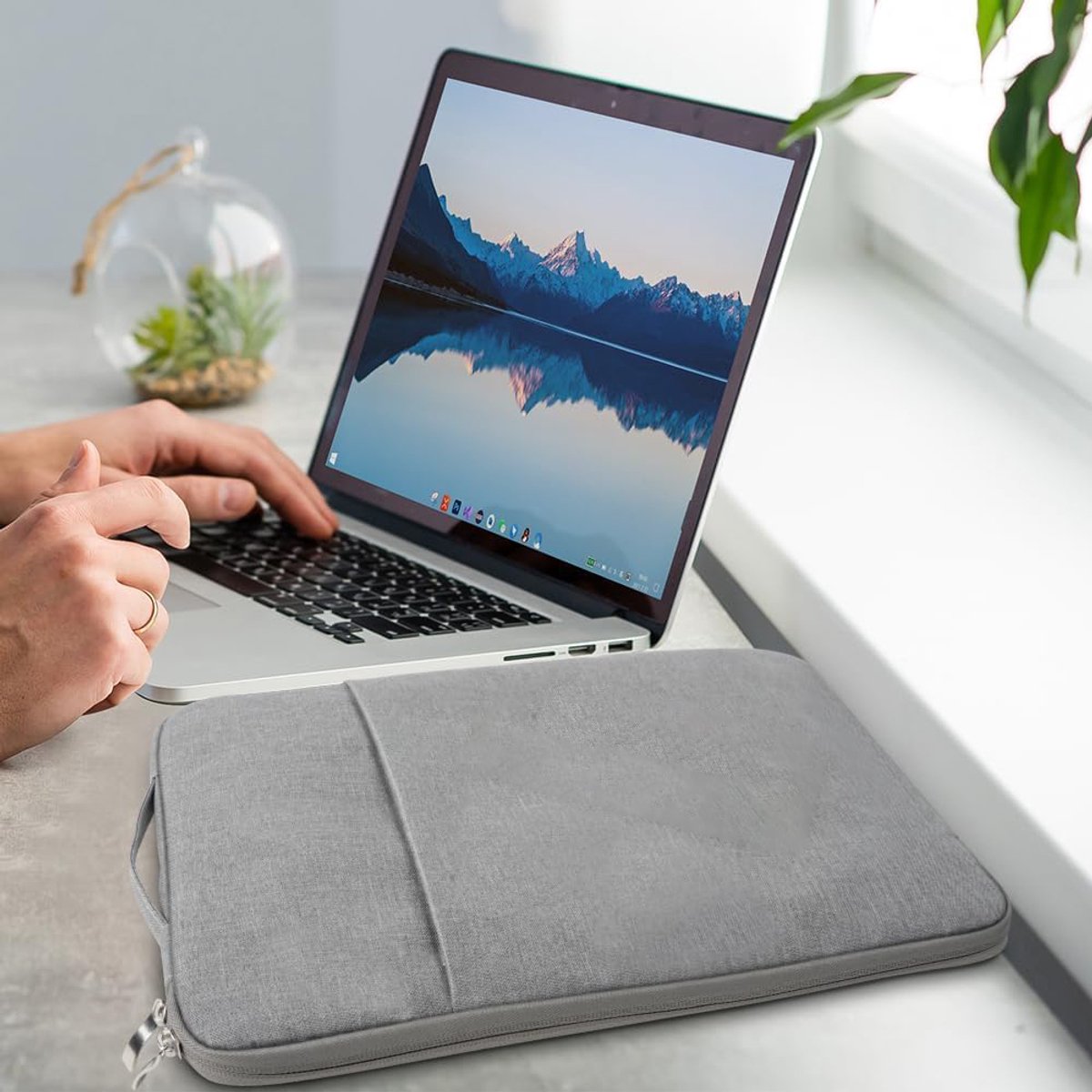 15.6-inch Laptop Sleeve - Grijs - Waterproof - Shockproof - Scratch-resistant - Splash-proof - Laptop Sleeve - Grijs - Image 3