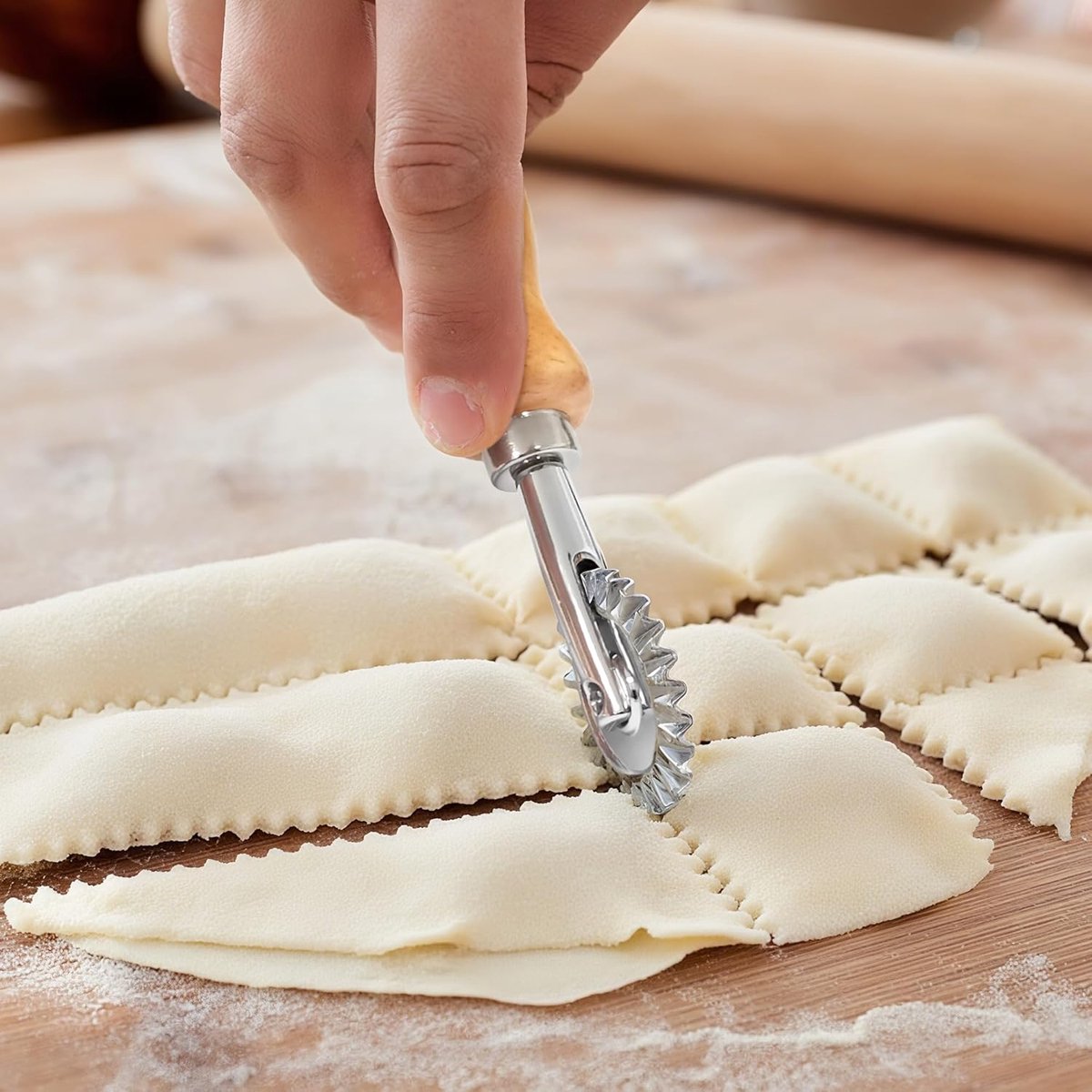 Noodle cutter - Wavy dough cutter - Sturdy and durable pasta cutting wheel - Wonton/dumpling edge shaper - Suitable for home kitchens - Diameter 3.8 cm - Image 2
