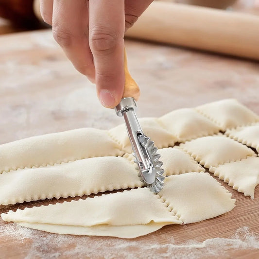 Noodle cutter - Wavy dough cutter - Sturdy and durable pasta cutting wheel - Wonton/dumpling edge shaper - Suitable for home kitchens - Diameter 3.8 cm - Image 2