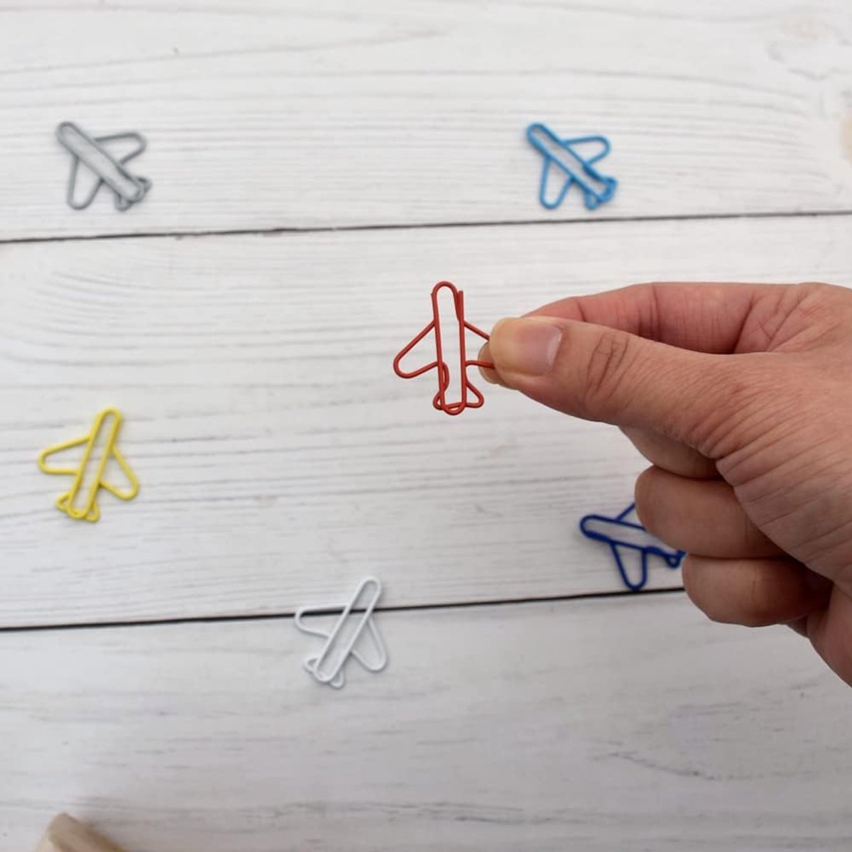 Paperclips - Pack of 100, creative paperclips in the shape of a small airplane in rainbow colors - Available in multiple colors - Fun metal bookmarks in the shape of a small airplane - Image 3