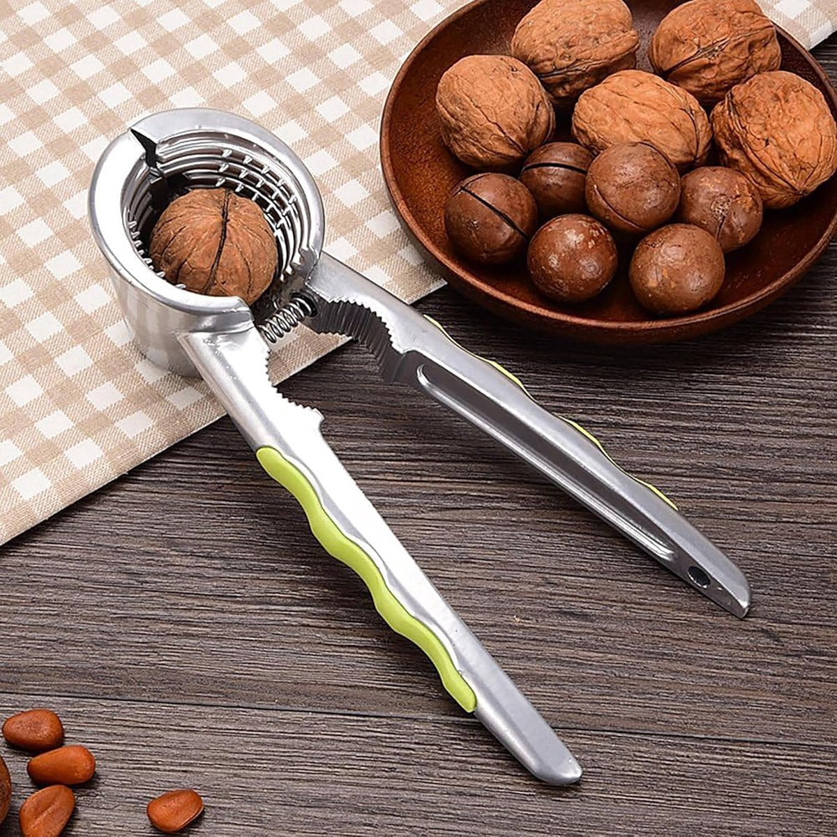 Nutcracker - with non-slip silicone handle - suitable for walnuts, almonds, hazelnuts, and pistachios - Image 2