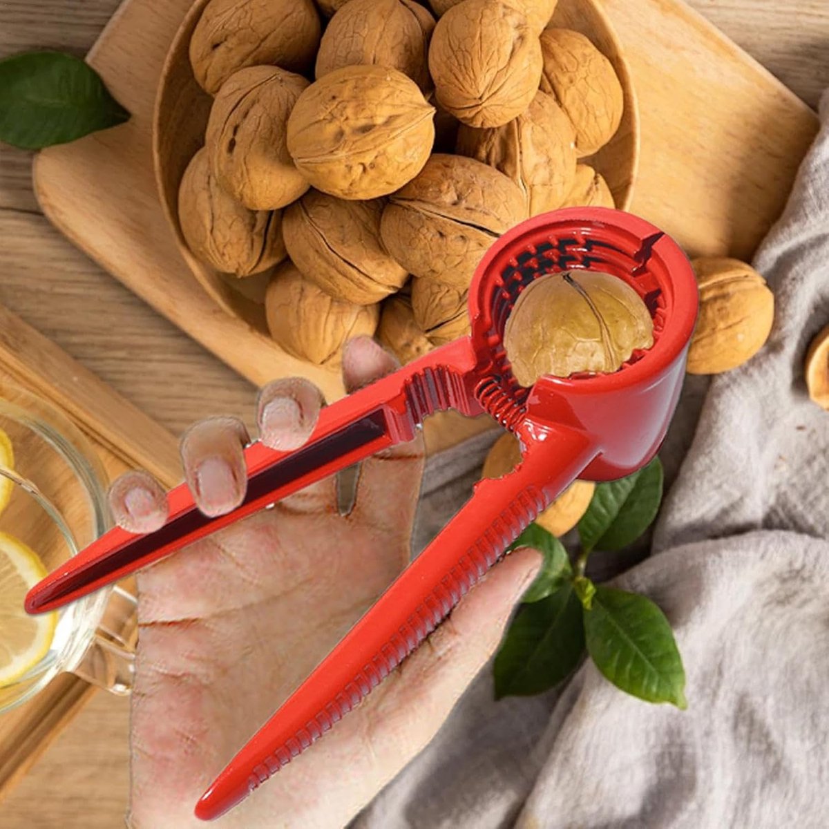 Nutcracker - Walnut Cracker - Nutcracker - Walnut Tongs - Kitchen Tongs Cutting Tool - Ideal for Walnuts and Hazelnuts - With Non-Slip Grip - For All Types of Nuts - Metal - 17 Cm - Red - Image 4