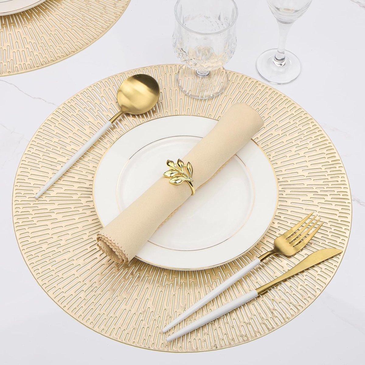 Set of 6 round placemats - Gold Placemats - 38x38cm - coasters - Openwork - Heat resistant - Luxurious appearance - Washable - Easy to clean - for kitchen and dining table decoration - Image 3