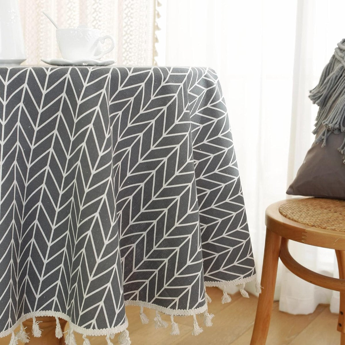 Round Tablecloth - Tablecloth with striped tassels made of cotton and linen - Washable Tablecloth - for table decoration in the kitchen and dining room - Round - 150 x 150 cm - Image 4