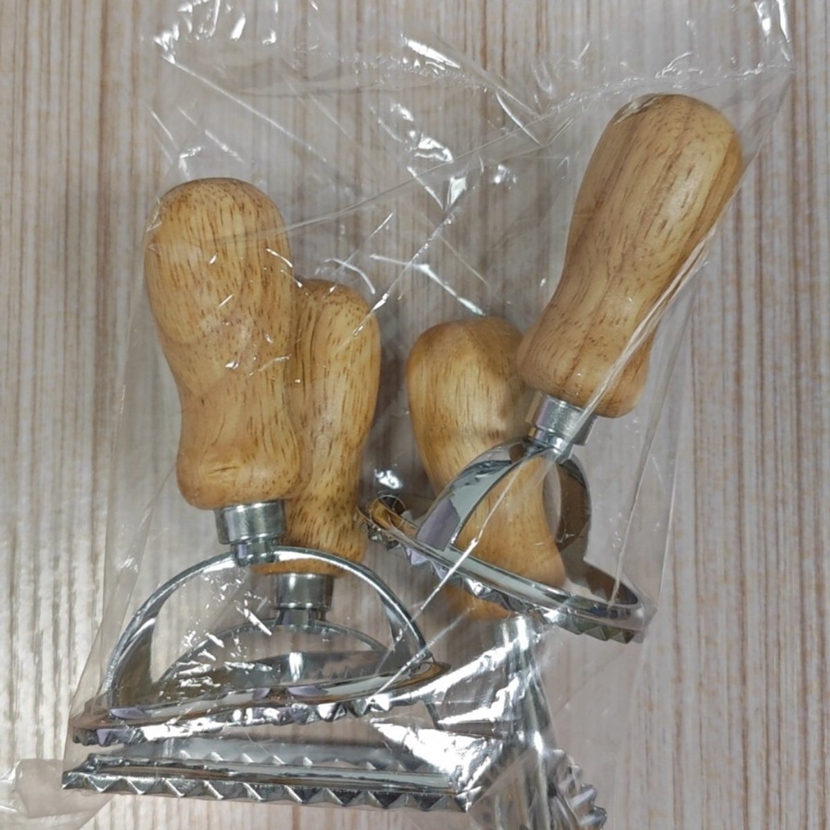 Set of 4 ravioli cutters - Ravioli makers with wooden handle - Set of 3 shape cutters and 1 pasta wheel for cutting homemade ravioli - Image 3