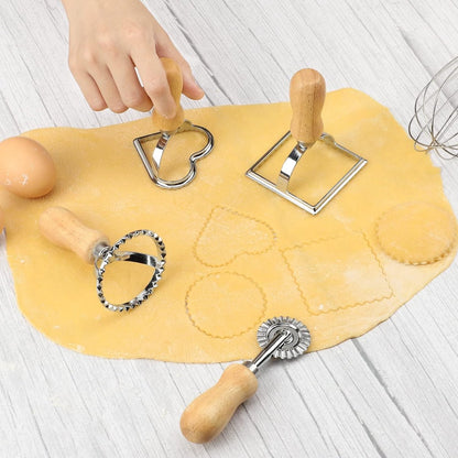 Set of 4 ravioli cutters - Ravioli makers with wooden handle - Set of 3 shape cutters and 1 pasta wheel for cutting homemade ravioli - Image 5