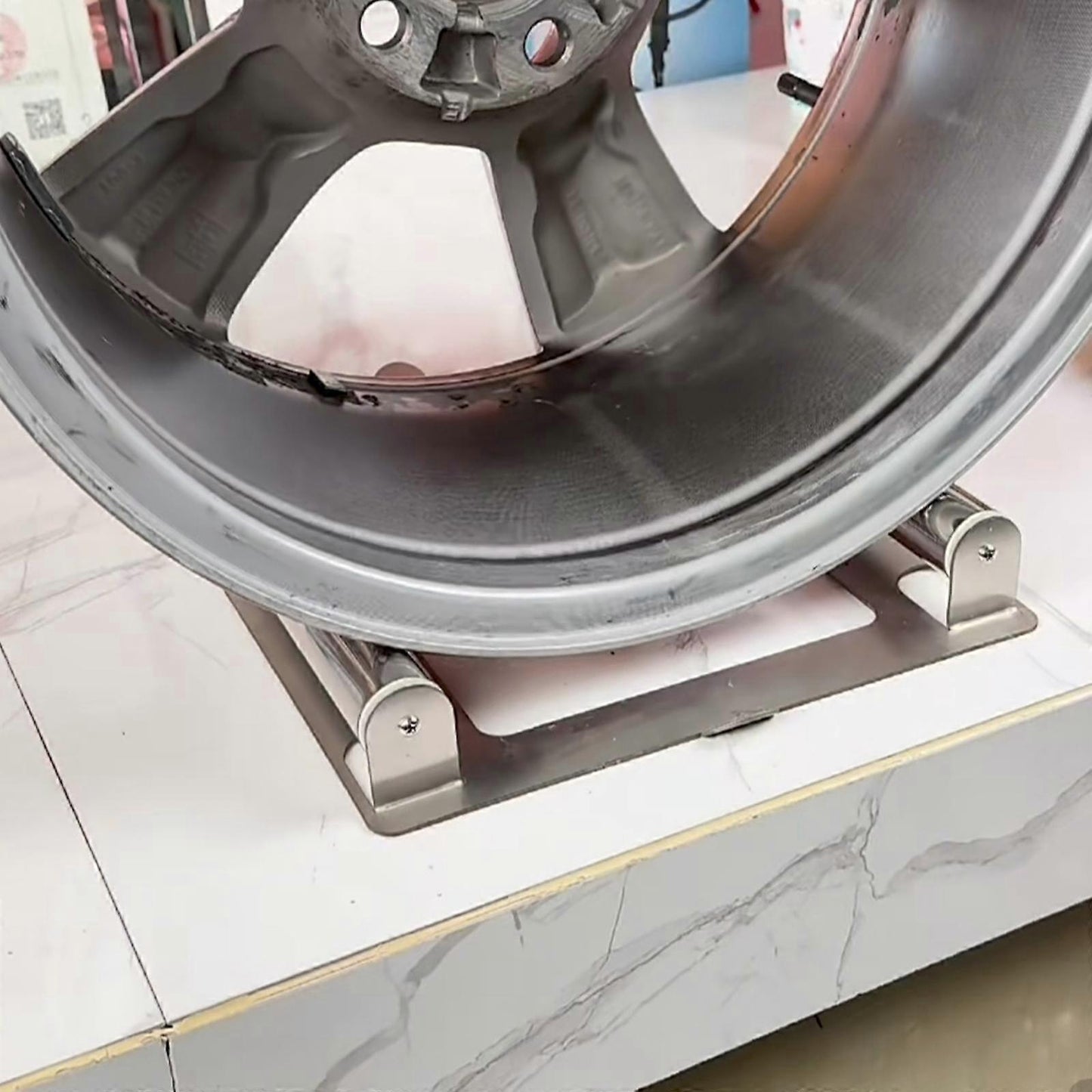 Steel Tire Shine Applicator Wheel Rim Cleaning Stand for Tire Maintenance - Image 4