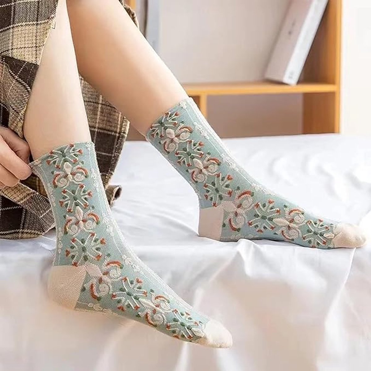 5 pairs of cotton socks for women - retro floral pattern - warm socks - lounge socks - autumn and winter socks - socks with 3D relief design - Image 4
