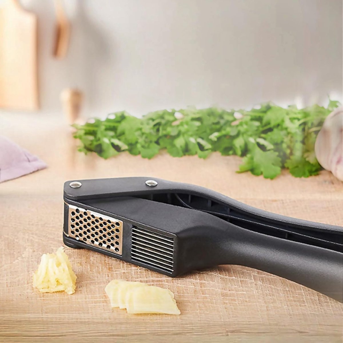 2-in-1 Garlic Press - Stainless Steel Garlic Press - Kitchen Garlic Press - Ginger Press - Non-slip - Easy to Clean (Black) - Image 3