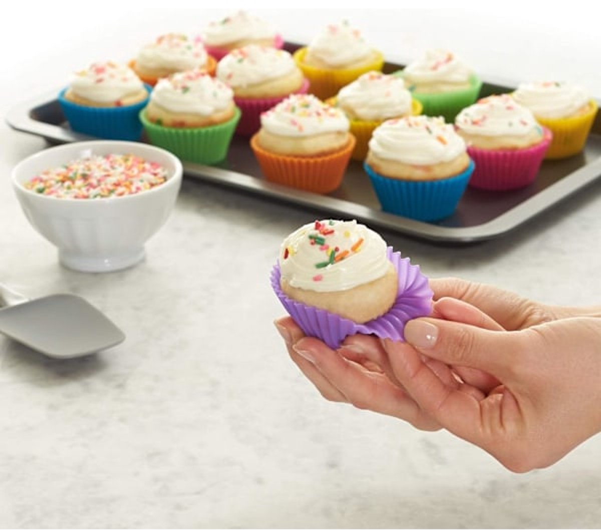 Baking Trays - Round Reusable Baking Trays - Pack of 12 (Ovenproof up to 220°C) - Assorted Colors - Image 4