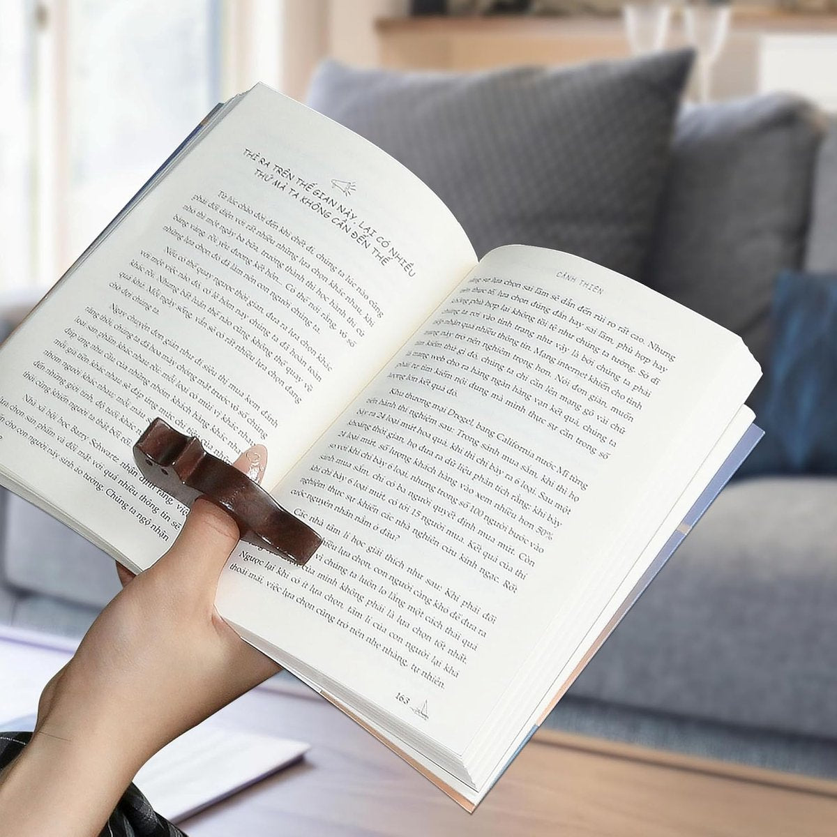 Book Binder - Cat-shaped book binder - Smooth walnut bookshelf - Thumb-shaped book binder - Reading aid - Ideal gift and reading accessory for book lovers - Gift for book lovers and literature enthusiasts (M) - Image 5