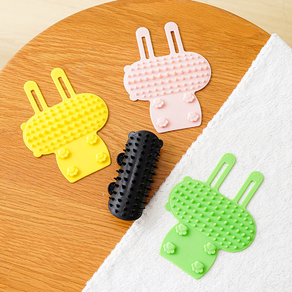 Cat Toys - Set of 4 - Scratching Post - Cat Comb - Made of Silicone - Reduces flying hair, scratching and itching - An excellent gift for cat lovers to give to their beloved pets. - Image 2
