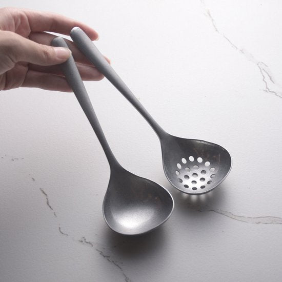 2-piece soup ladle and colander set - Colander with long handle for hot pans - Vintage style - Dishwasher safe - Suitable for sauces and cooking - Image 2