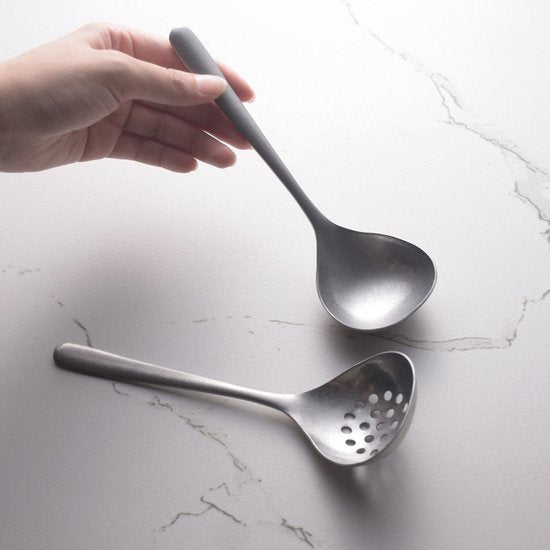 2-piece soup ladle and colander set - Colander with long handle for hot pans - Vintage style - Dishwasher safe - Suitable for sauces and cooking - Image 3