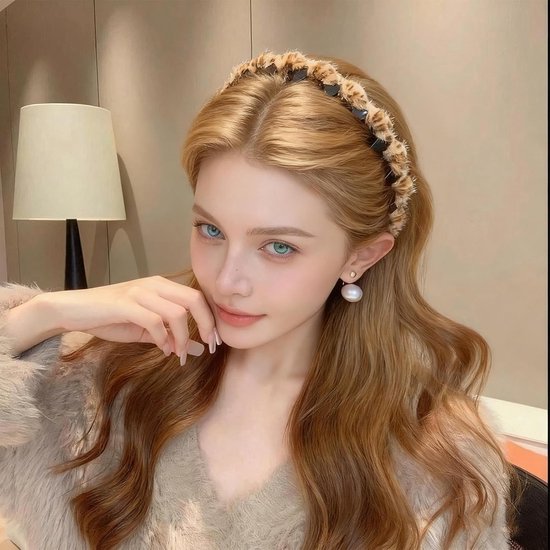 Set of Three Retro Non-slip Double-Sided Headbands - Highly elastic retro headband - Suitable for fitness, cosplay, sports, formal occasions and daily use; suitable for women and girls. - Image 4