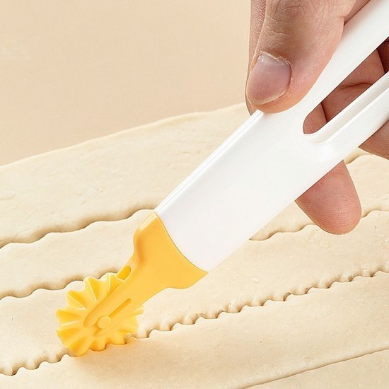 4-in-1 Flower-Shaped Dough Cutter - Multifunctional Dough Cutter - Rotary Cutter - Baking Kitchen Decorating Knife - Pizza Knife - Image 4