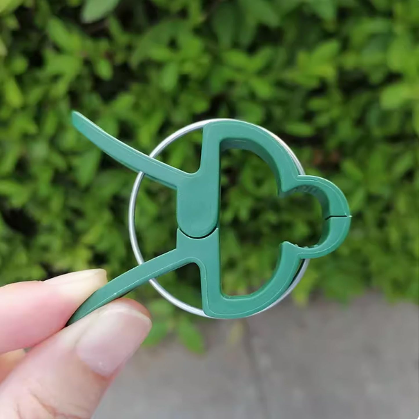 40 pieces plant clips, garden clips, plant clips, reusable tomato clips, multifunctional rattan plant clips, rose clips, sturdy cucumber clips, orchid clips, plant support, adjustable clips, green (20 large and 20 small) - Image 2