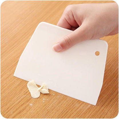 Dough scraper - Dough cutter - For pies and cakes - White - Plastic - Image 2