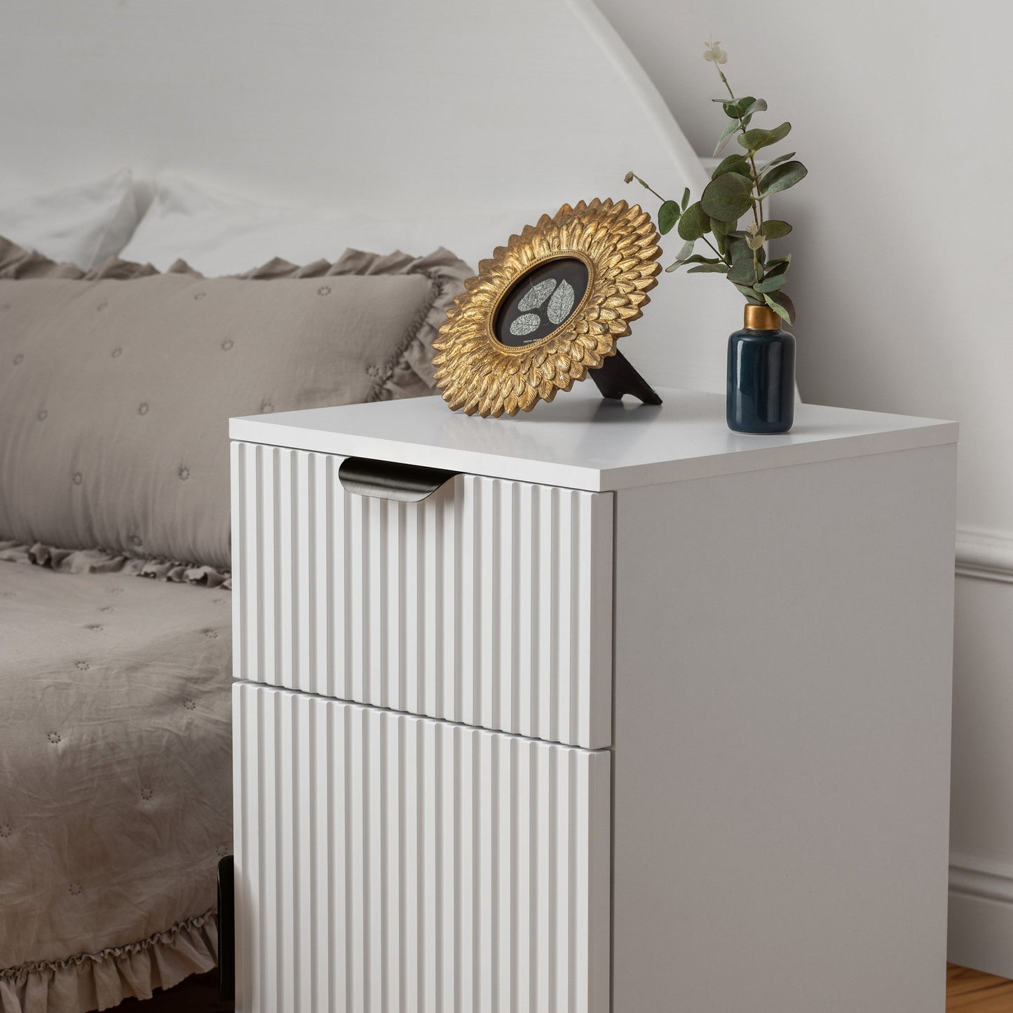 PORTO BEDSIDE TABLE - WHITE - FLUTED - PULL BLACK - Image 3