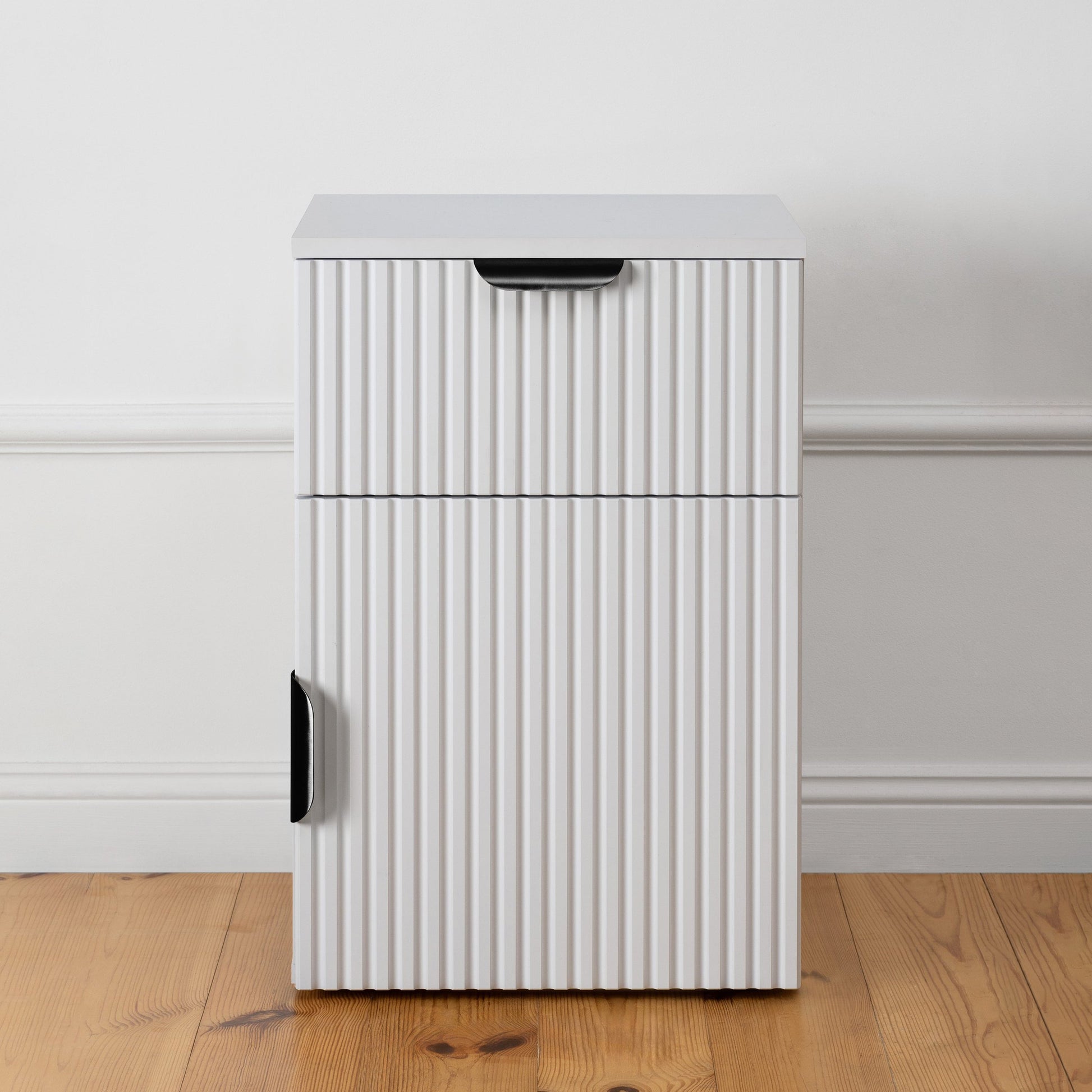 PORTO BEDSIDE TABLE - WHITE - FLUTED - PULL BLACK - Image 4