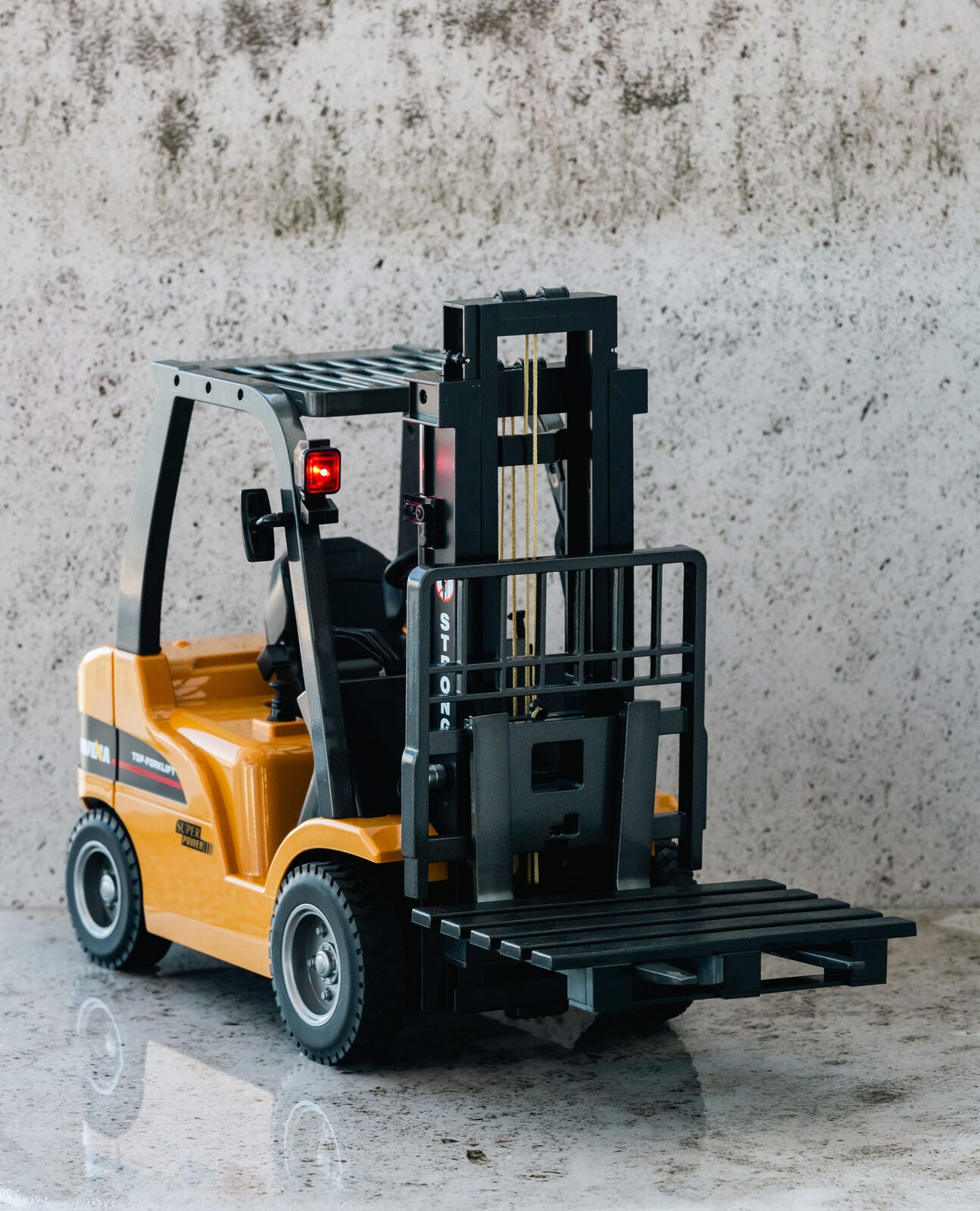 1:10 Scale 2.4G 8-Channel Metal Remote Control Forklift Construction Vehicle with Lifting Function & Sound - Image 3