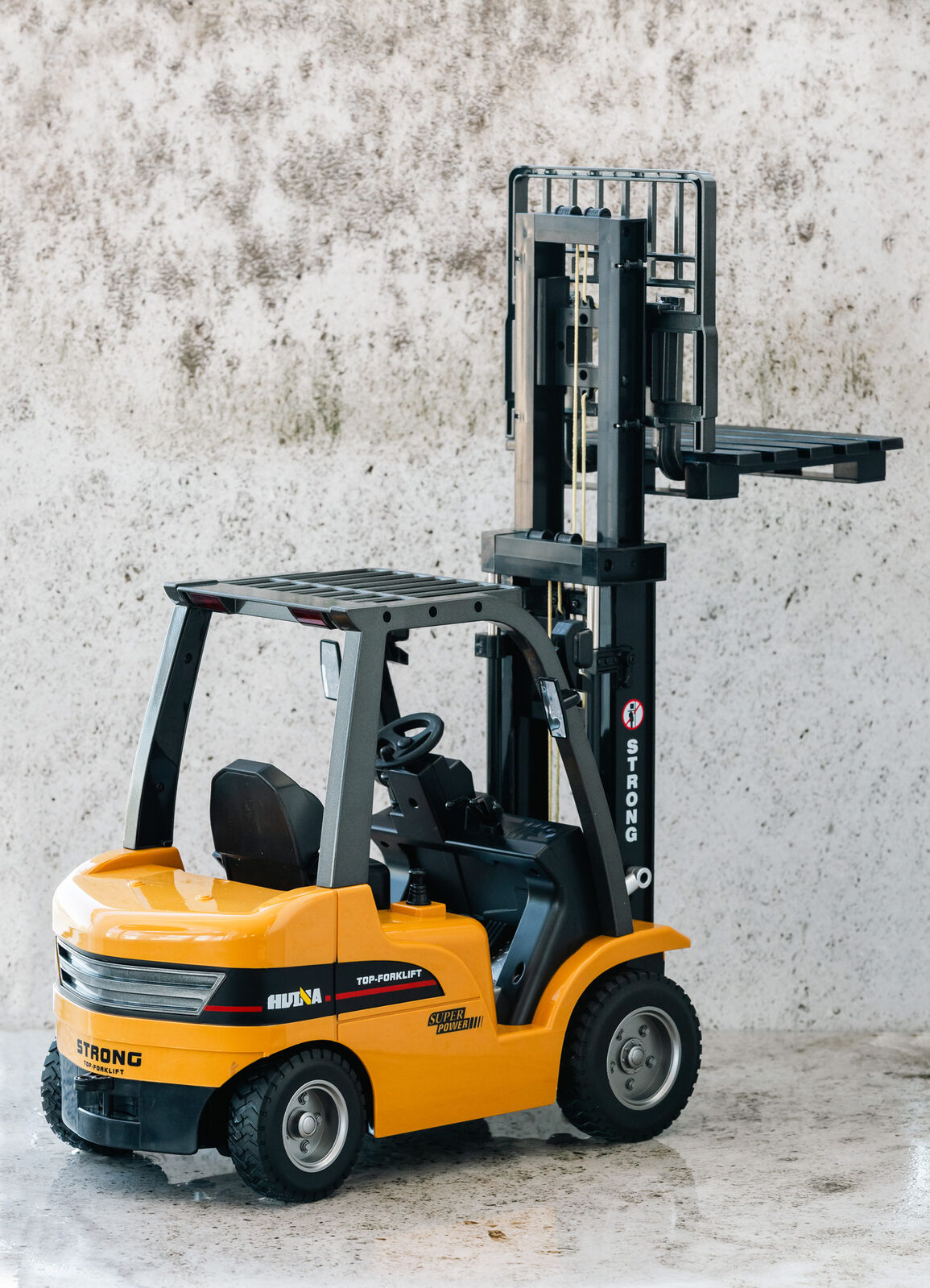 1:10 Scale 2.4G 8-Channel Metal Remote Control Forklift Construction Vehicle with Lifting Function & Sound - Image 8