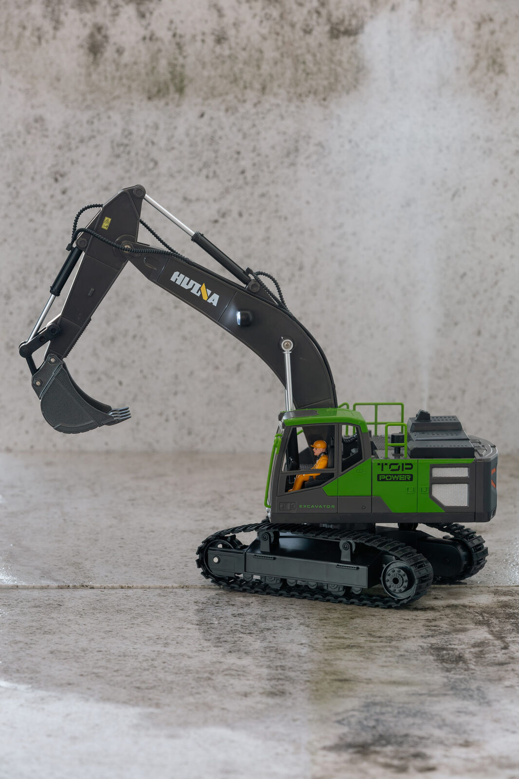 1:18 Scale 13-Channel Alloy Remote Control Excavator Construction Vehicle with Lights, Sound and Steam - Image 5