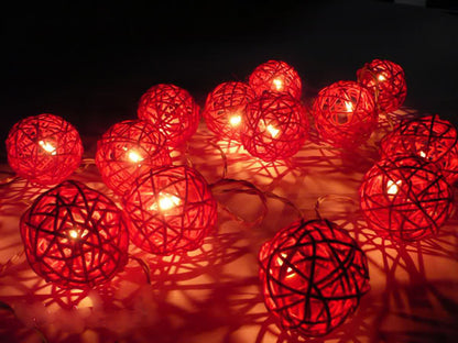 1 Set of Red 5cm Rattan Cane 50 Ball Battery Powered LONG 5m String Lights Christmas Gift Home Wedding Party Bedroom Decoration Table Centrepiece
