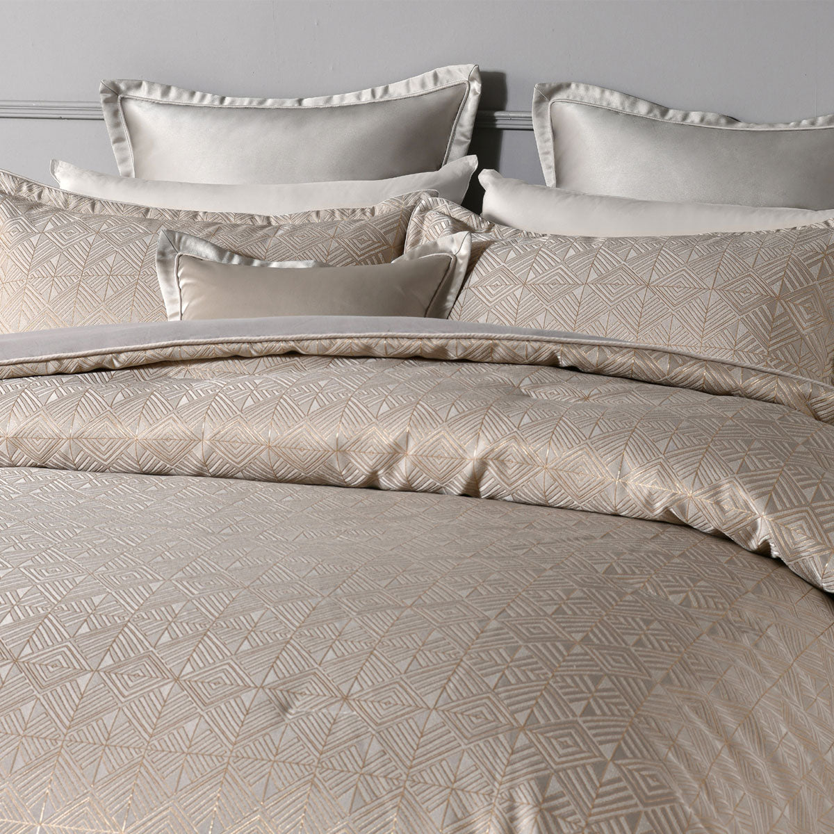 Bianca Bellagio Gold 6 Pcs Jacquard Geometric Comforter Set Super King - Image 3