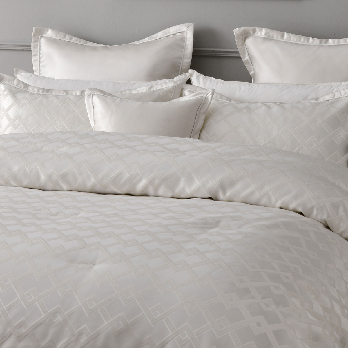 Bianca Firenze Pearl 6 Pcs Jacquard Geometric Comforter Set Super King - Image 3