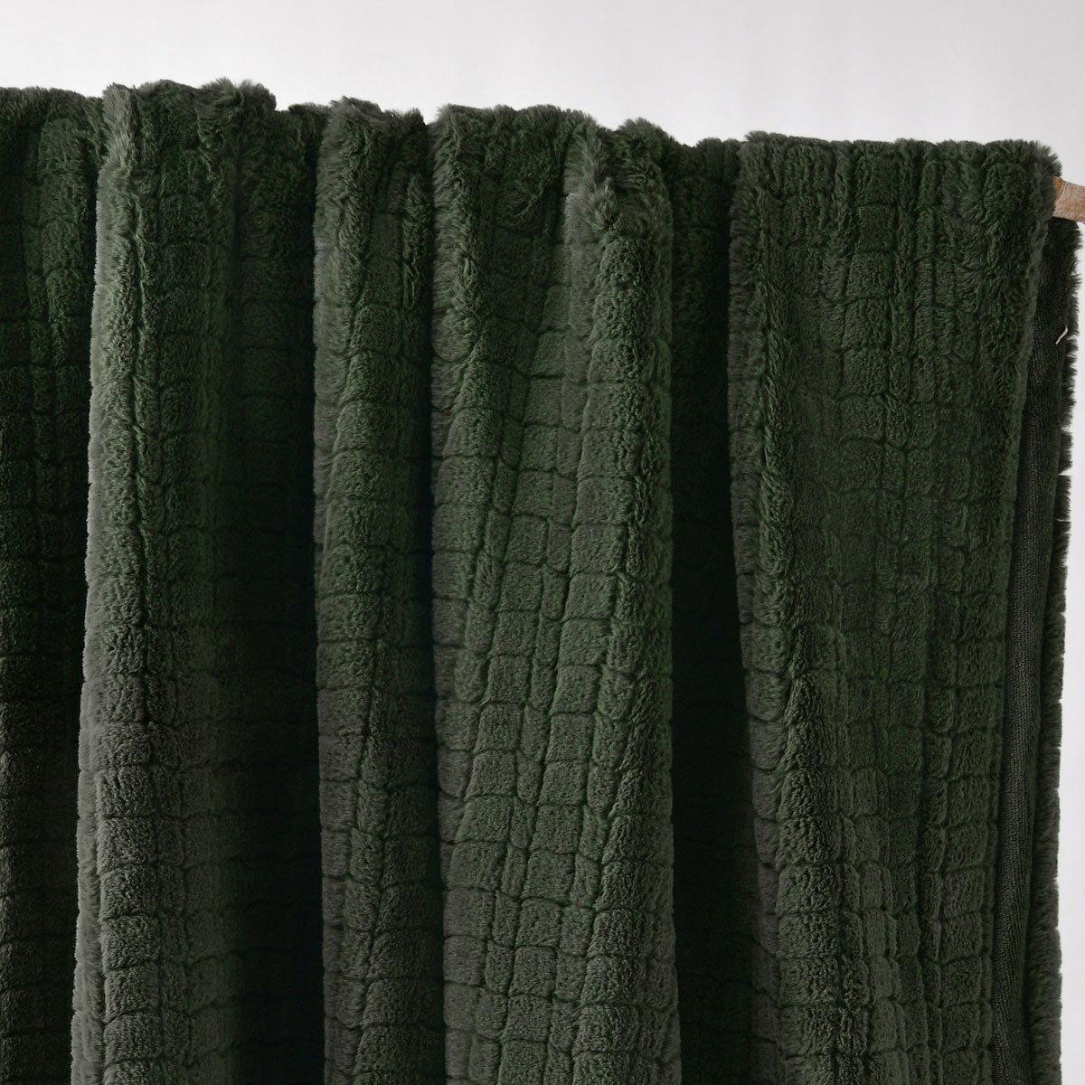 Bianca Tambar Forest Green Faux Fur Throw Rug 130 x 170 cm - Image 3