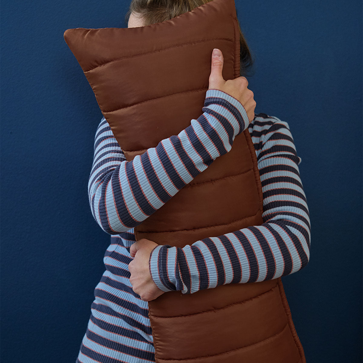KAAT Amsterdam Shari Terra Oblong Filled Cushion 30cm x 70cm - Image 4