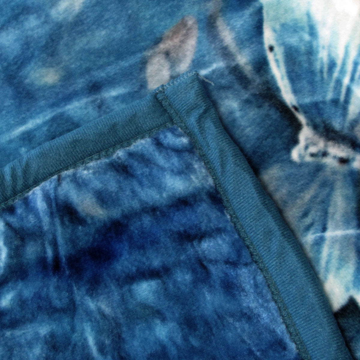 800GSM Luxury Reversible Animal Pattern Mink Blanket Queen 200 x 240 cm Pretty Peacock Blue - Image 3