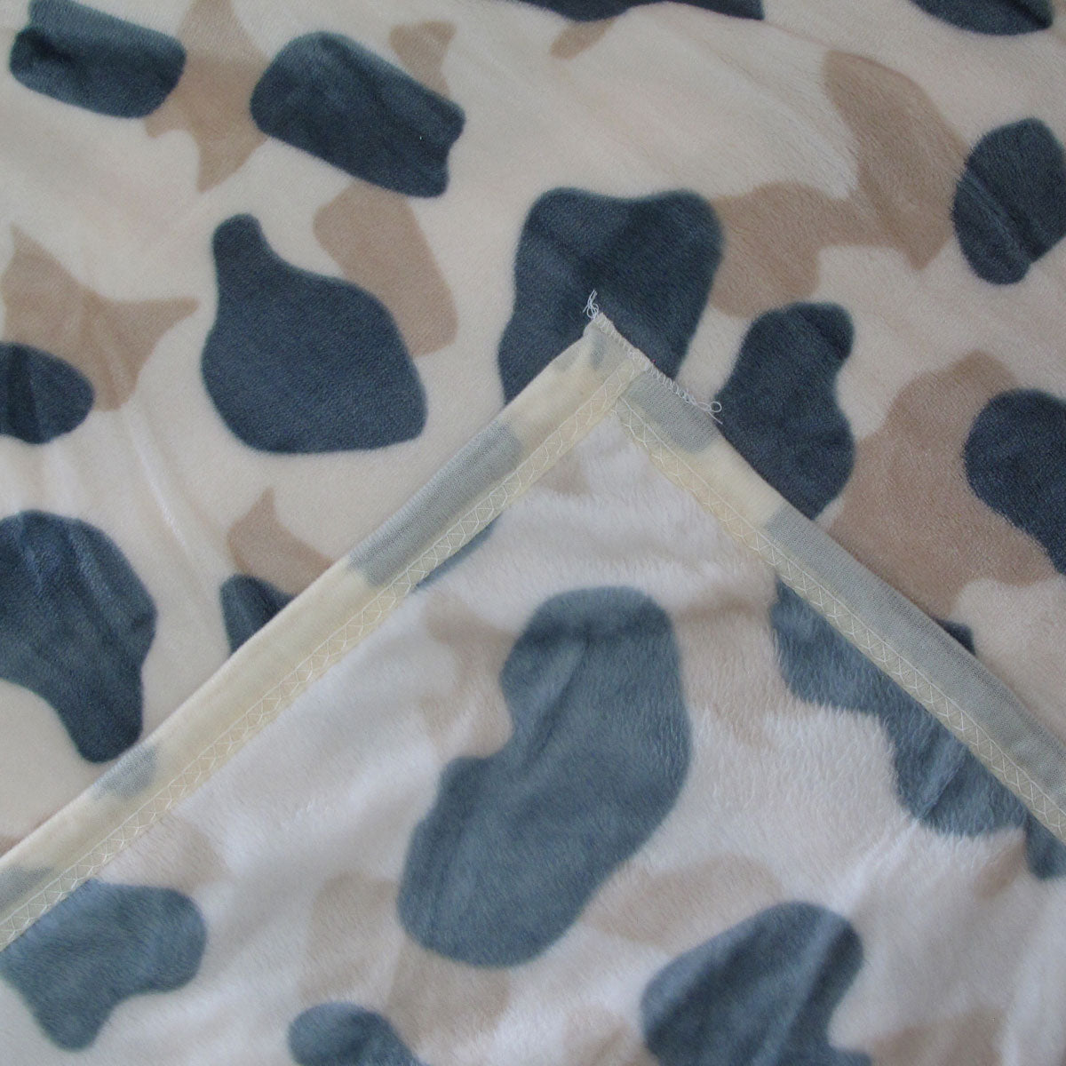 Animal Pattern Soft Flannel Plush Queen Size Blanket 220 x 240cm Jaguar - Image 3