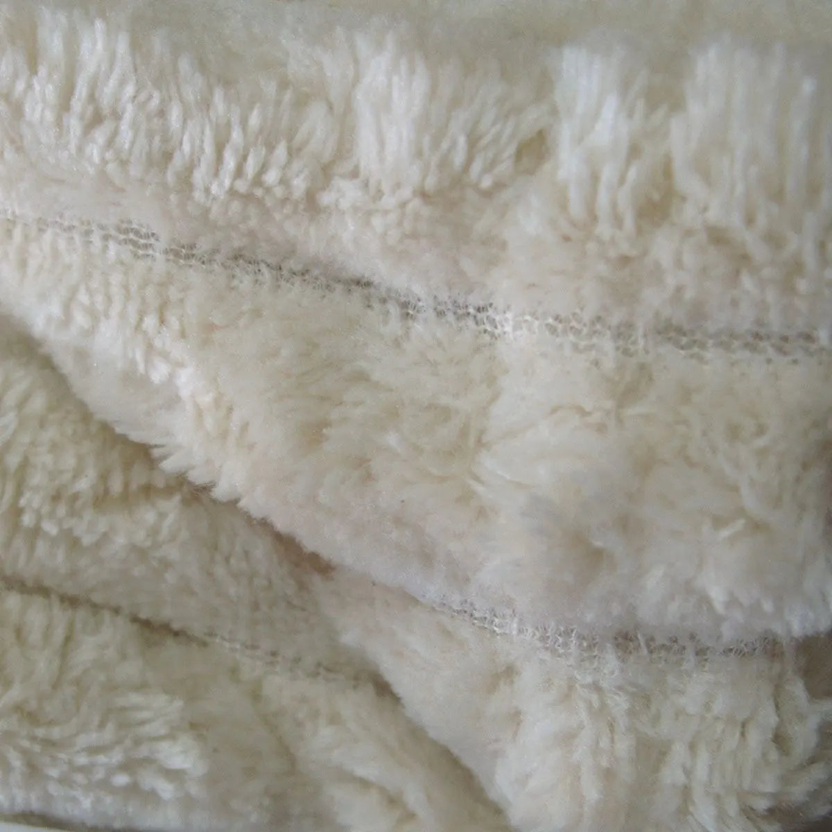 Kleio Soft Plush Deluxe Throw 127 x 152 cm Cream - Image 3