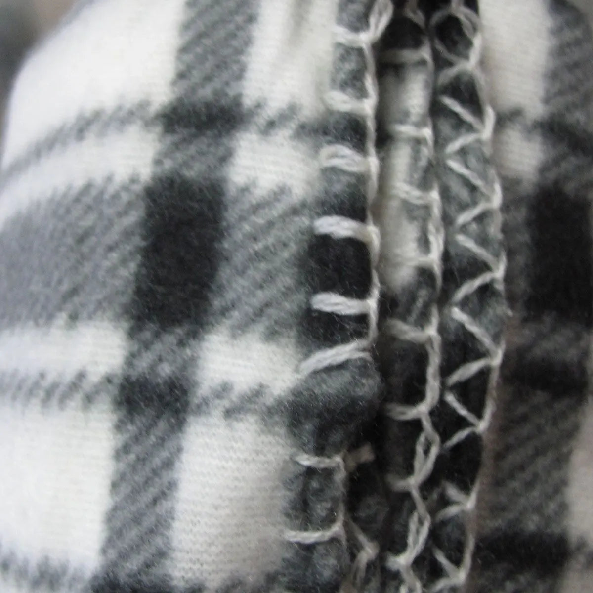Budget 165gsm Printed Checkered Soft Polar Fleece Extra Large Throw / Single Sized Blanket 150 x 200 cm Black - Image 3