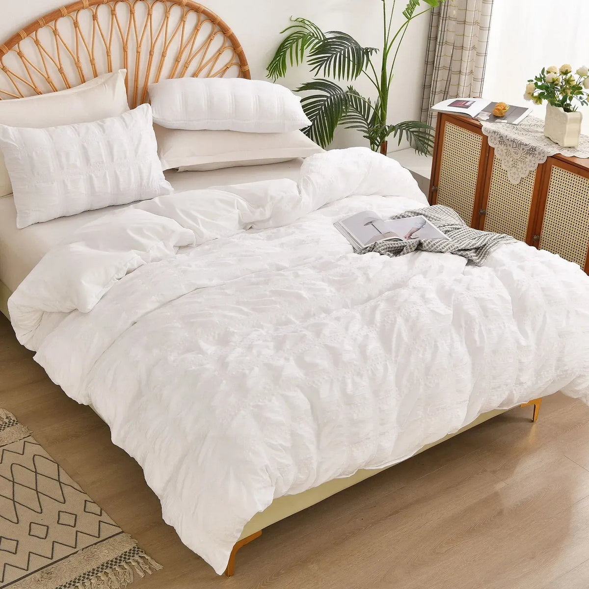 White Montreux Paisley Quilt / Doona / Duvet Cover set - Image 5