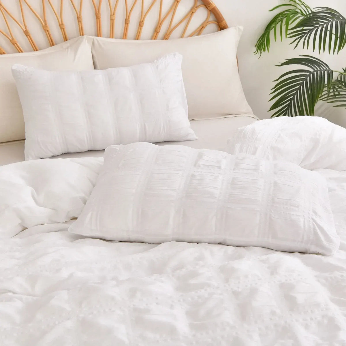 White Montreux Paisley Quilt / Doona / Duvet Cover set - Image 6