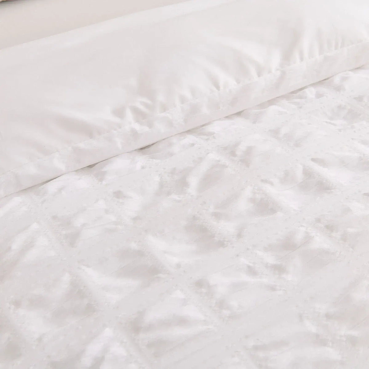 White Montreux Paisley Quilt / Doona / Duvet Cover set - Image 7