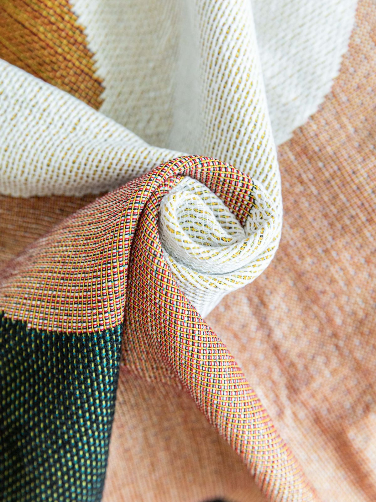 Boho Abstract Woven Blanket – 180x130cm Decorative Throw with Tassel Edges - Image 3